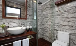 Pelican Cruise Bathroom